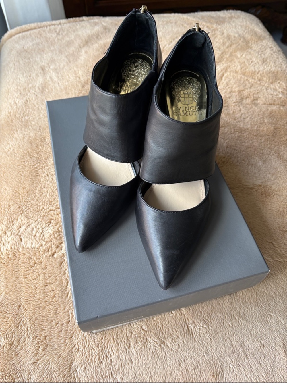 Vince Camuto Black Pointed Leather Cutout Pumps size 7m.